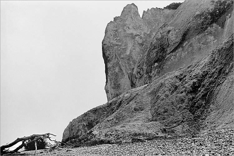 »Unbekanntes Wesen vor der Kreidewand«, aus dem Portfolio »Møns Klint«, Foto © Friedhelm Denkeler 1983