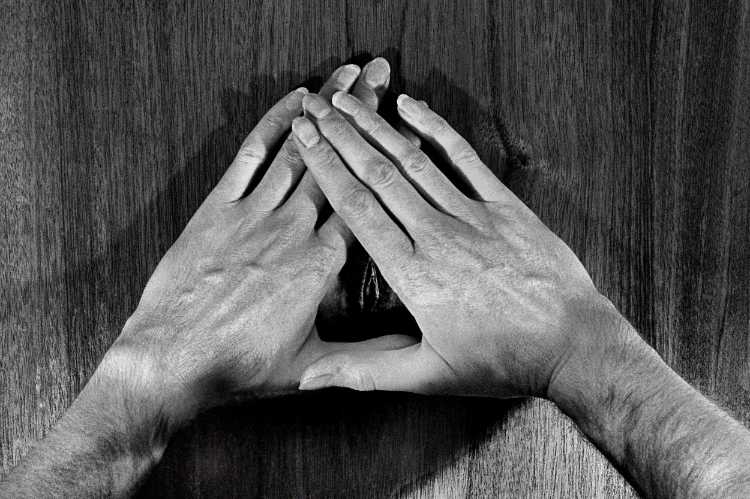»Gekreuzte Hände«, aus der Serie »Scheinkram«, Foto © Friedhelm Denkeler 1983