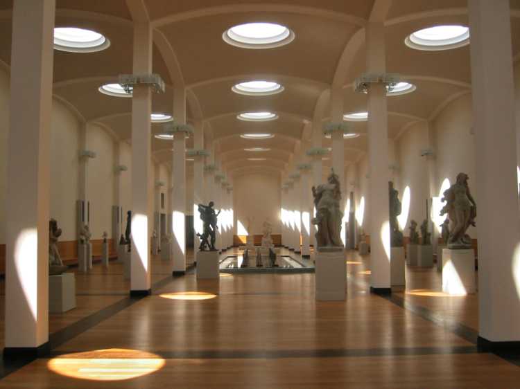 »Eingangshalle der Gemäldegalerie im Kulturforum Berlin«, aus dem Portfolio »Sonntagsbilder«, Foto © Friedhelm Denkeler 2003
