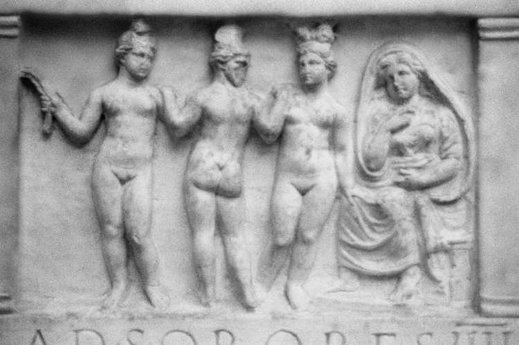 »ad sorores III«, Römische Antikensammlung 15. oder 16. Jahrhundert, heute: Pergamonmuseum Berlin, , aus dem Portfolio »ad sorores III«, Foto © Friedhelm Denkeler 1991