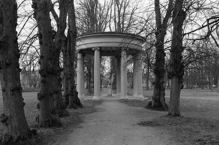 »Hebetempel im Neustrelitzer Schlosspark«, 1840, Friedrich Wilhelm Buttel, aus dem Portfolio »ad sorores III«, Foto © Friedhelm Denkeler 1991