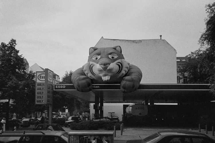 »Pack den Tiger in den Tank …«, Momsenstraße, Berlin, Foto © Friedhelm Denkeler 1995