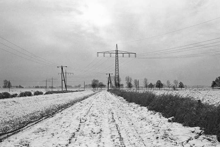 »Starkstrom-Leitungen«, Espelkamp, aus dem Portfolio »Westfälische Landschaften«, Kapitel »Winter in Westfalen«, Foto © Friedhelm Denkeler 1978