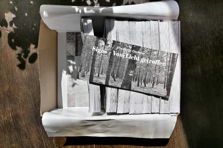 »Vorbereitungen für die Ausstellung »Signs – Vom Licht getroffen« im Atelier André Kirchner«, Foto © Friedhelm Denkeler 2024