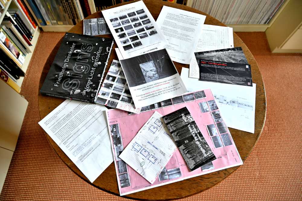 »Vorbereitungen für die Ausstellung »Signs – Vom Licht getroffen« im Atelier André Kirchner«, Foto © Friedhelm Denkeler 2024