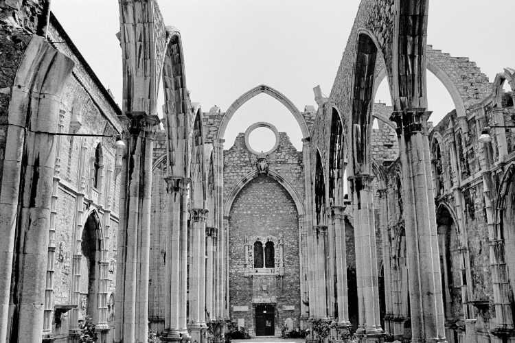 »Die Ruinen der Klosterkirche Igreja do Carmo«, ehemaliges Kloster Convento do Carmo, Lissabon, 5. Juli 1986, Foto © Friedhelm Denkeler