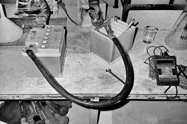 »Versuchsaufbau im Labor der ›Sonnenschein Portuguesa-Baterias‹, Porto Alto, Portugal, 28. Juni 1986, Foto © Friedhelm Denkeler