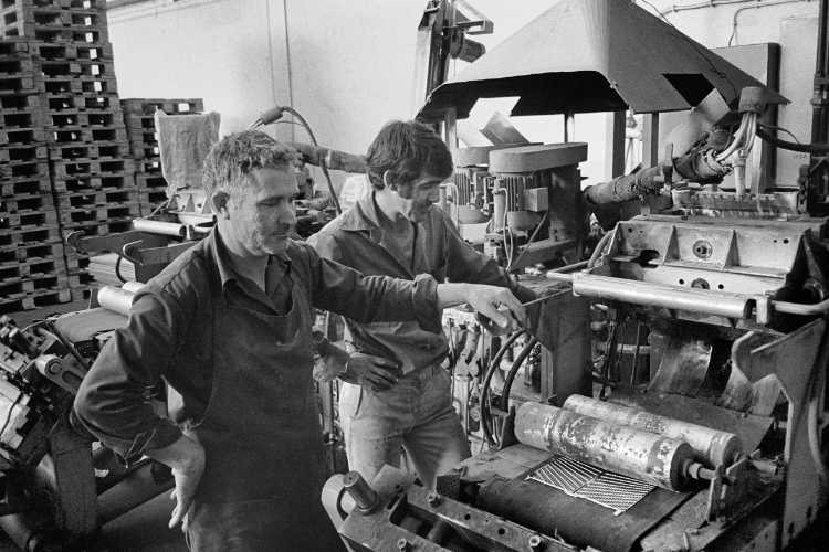 »In der Vorfertigung der ›Sonnenschein Portuguesa Baterias‹, Porto Alto, Portugal, 28. Juni 1986, Foto © Friedhelm Denkeler