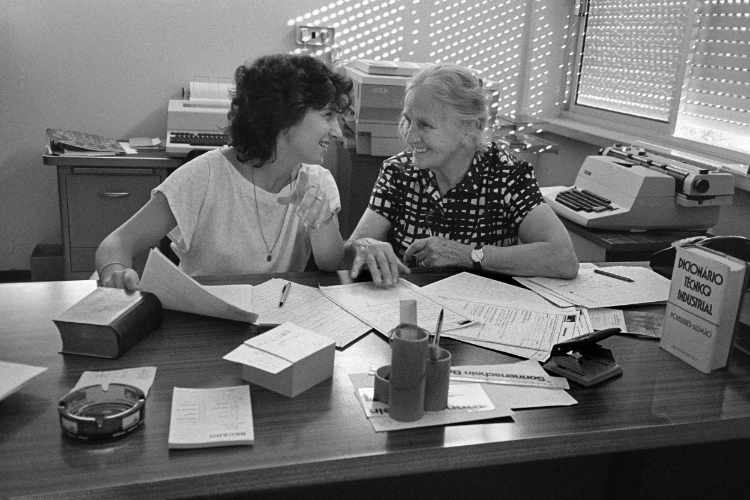 »Die neue Assistentin in der Buchhaltung«, Sonnenschein Portuguesa Baterias‹, Porto Alto, Portugal, 28. Juni 1986, Foto © Friedhelm Denkeler