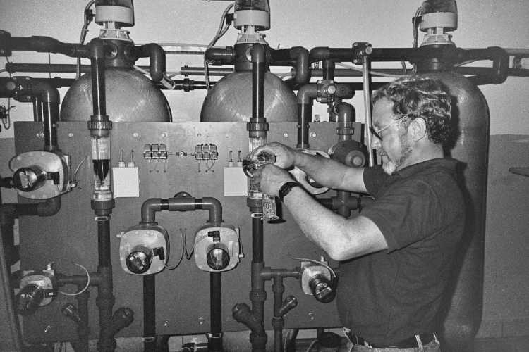 »Qualitätsprüfer Lourenço bei der Arbeit«, Sonnenschein Portuguesa Baterias‹«, Porto Alto, Portugal, 15. September 1986, Foto © Friedhelm Denkeler