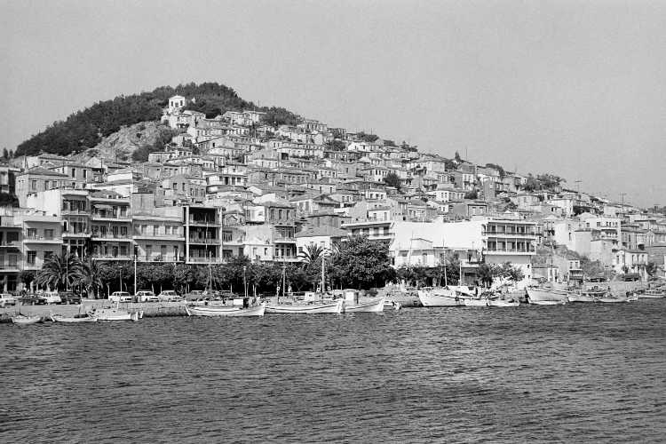 »In der Stadt Mytilini«, Lesbos, Griechenland, aus dem Portfolio und Künstlerbuch »In südlichen Gefilden«, Foto © Friedhelm Denkeler 1978