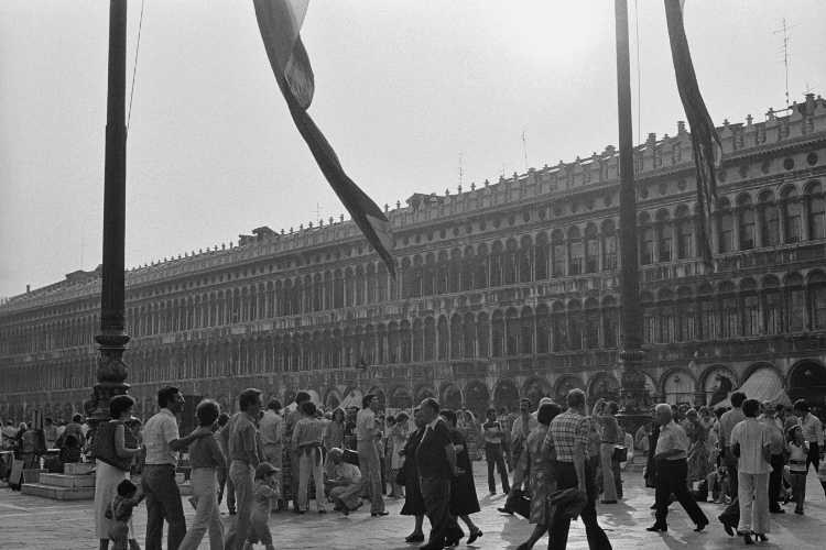 »Markusplatz – Venezia '79 la Fotografia«, aus dem Portfolio und Künstlerbuch »In südlichen Gefilden«, Foto © Friedhelm Denkeler 1979