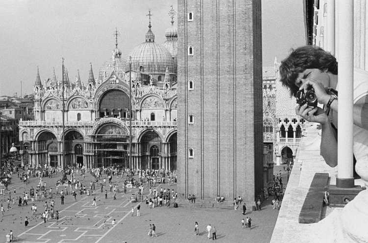 »Markusplatz – Venezia '79 la Fotografia«»Markusplatz – Venezia '79 la Fotografia«, aus dem Portfolio und Künstlerbuch »In südlichen Gefilden«, Foto © Friedhelm Denkeler 1979