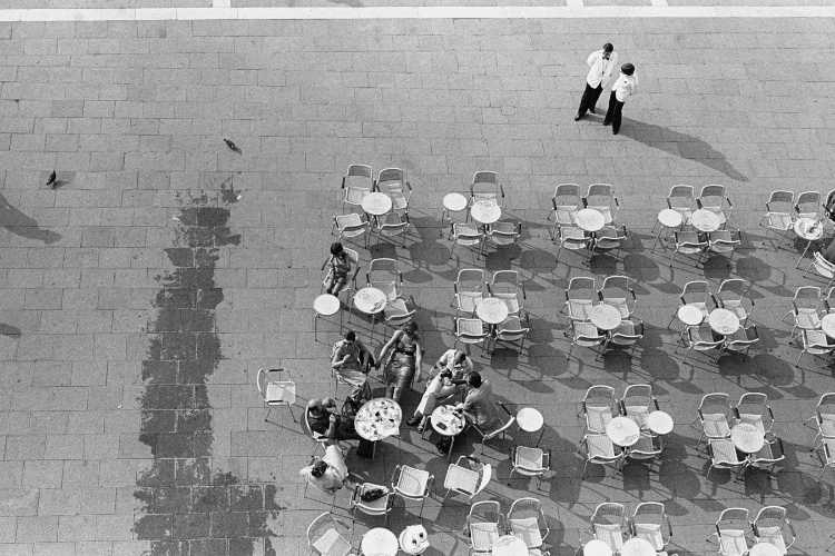 »Impression aus Venedig«, 1979»Markusplatz – Venezia '79 la Fotografia«»Markusplatz – Venezia '79 la Fotografia«, aus dem Portfolio und Künstlerbuch »In südlichen Gefilden«, Foto © Friedhelm Denkeler 1979